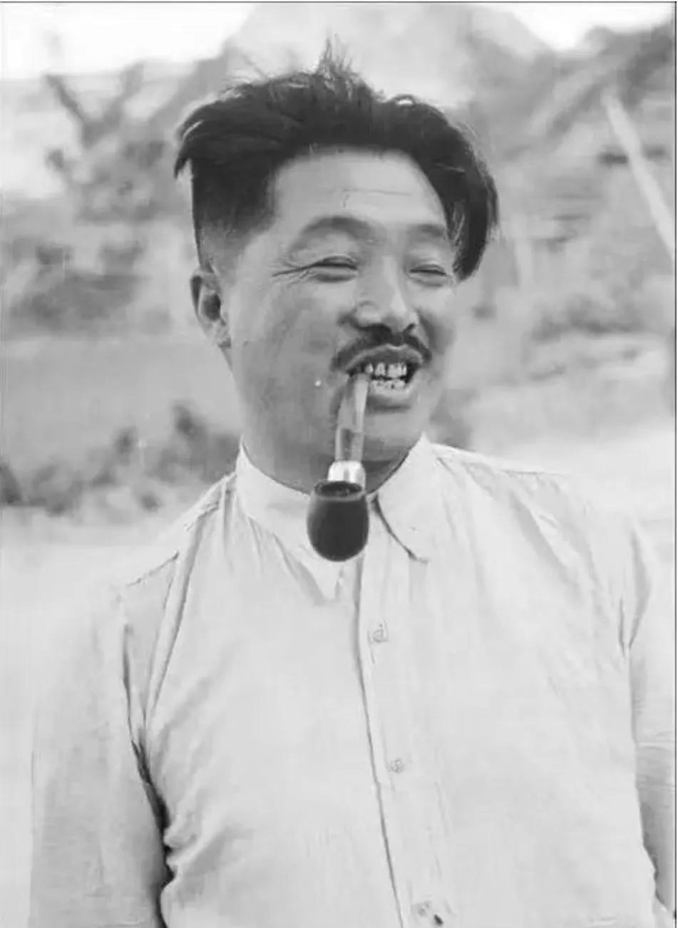一张照片，贺老总和他的烟斗还有笑容！
对贺老总第一印象你会想到什么？
1、两把菜