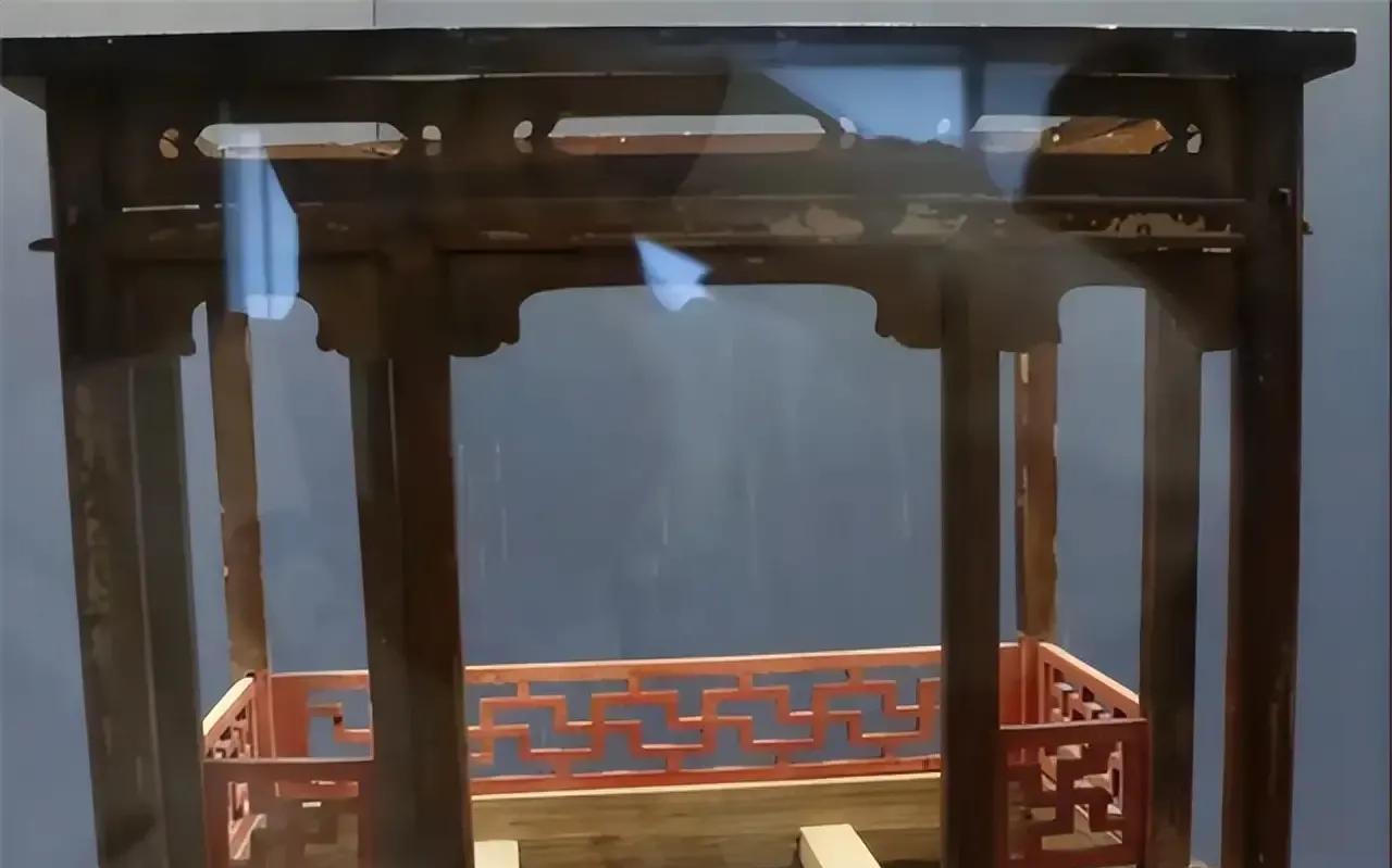 1534年8月30日午后，苏州太仓，一户富贵人家的院墙上突然飞来一群麻雀，密密麻