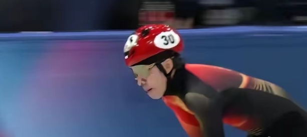 林孝埈带着遗憾收场了！
在刚刚结束的米兰冬奥会短道速滑男子500米1/4决赛中，