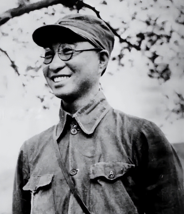 1943年秋，朱老总延安窑洞前院子里的苹果熟了，却总是被人偷，支部书记陈其涵告诉