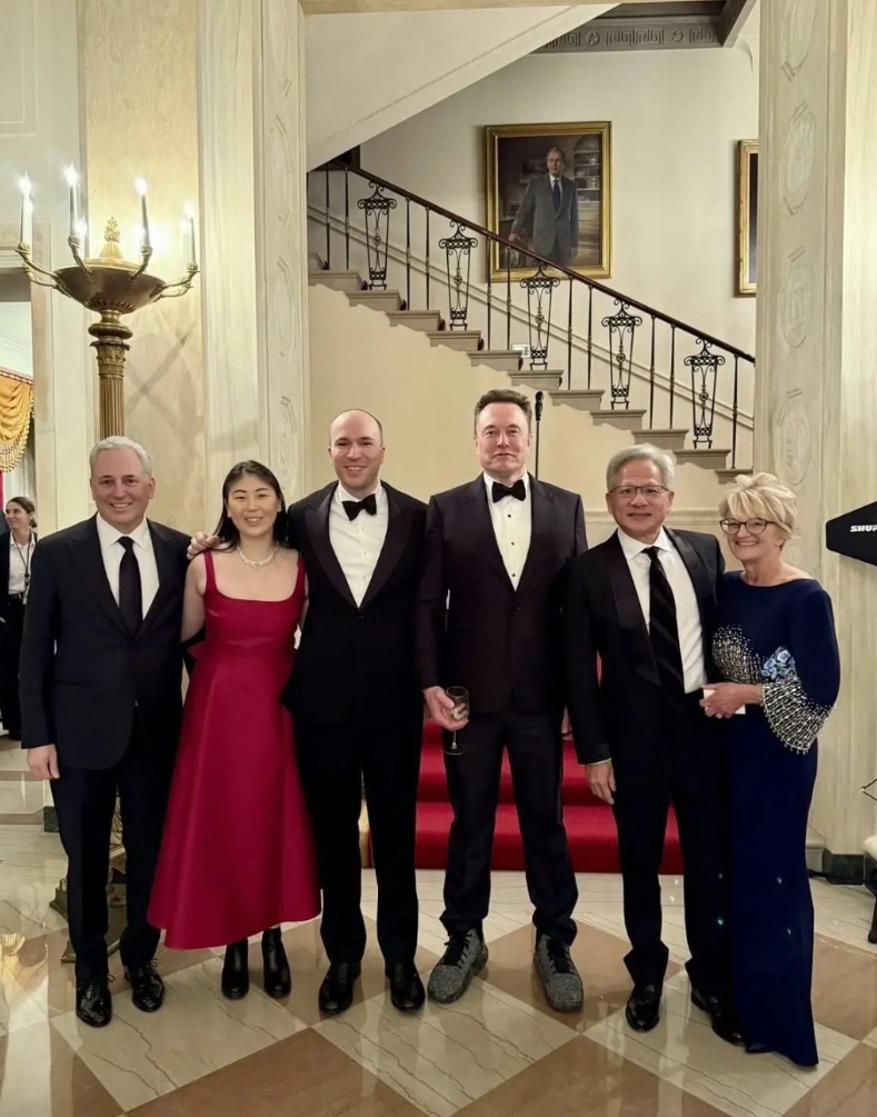 马斯克最近也是彻底好起来了…
不仅“万亿（美元）薪酬”方案获得股东会高票通过
紧