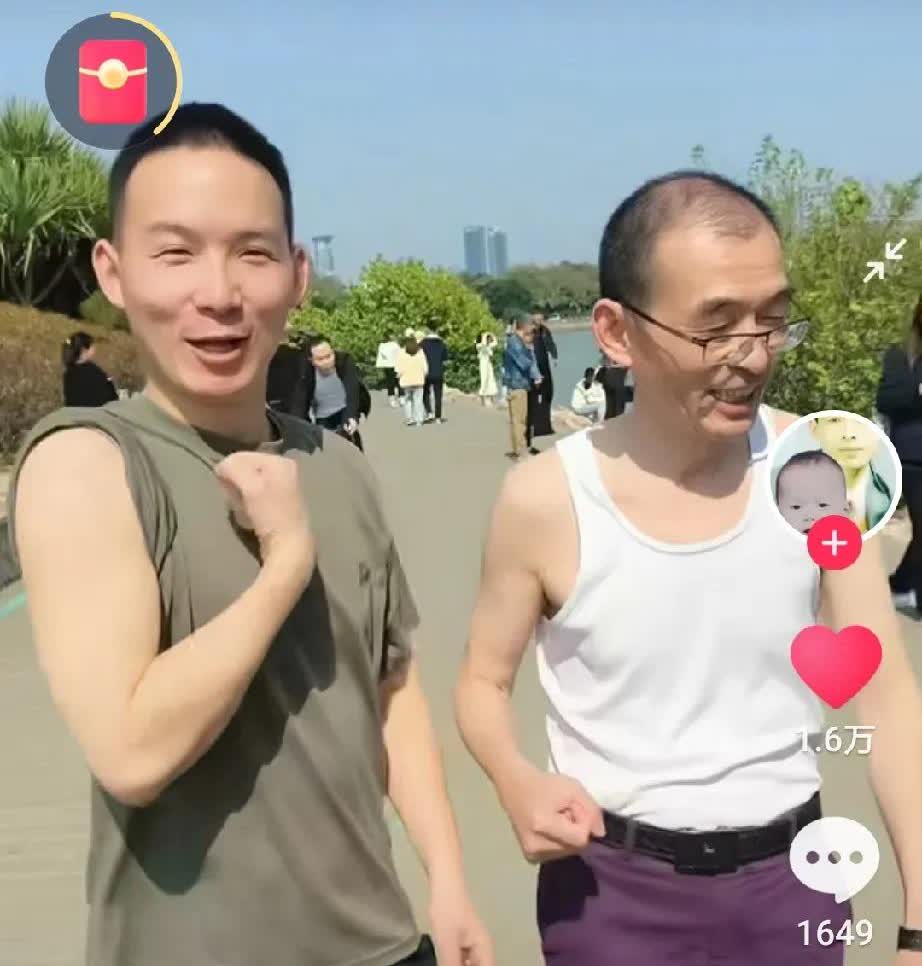 我滴天呐！这父子俩太搞笑了吧？
比完胳膊又比腿，[捂脸]
不过这画面看着太温