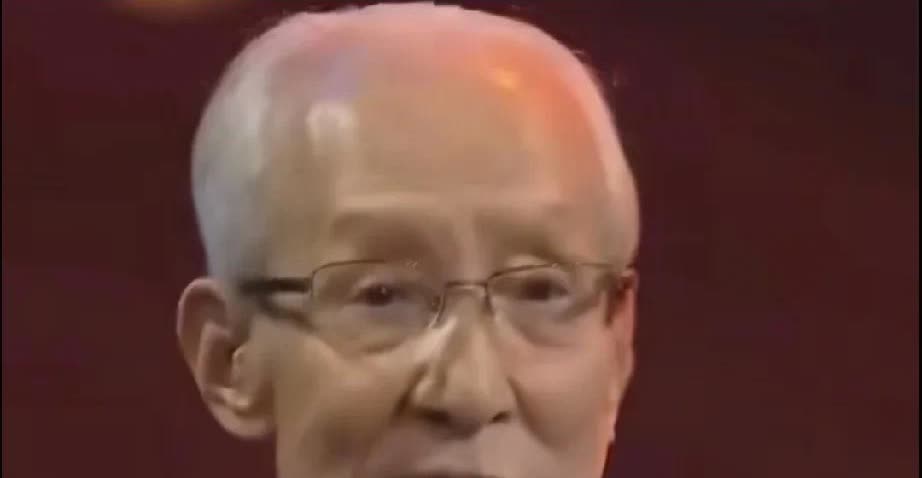 侯耀华跟师父常宝华做节目，常宝华说他比侯宝林的文化程度高，他上了八个月的学，侯宝
