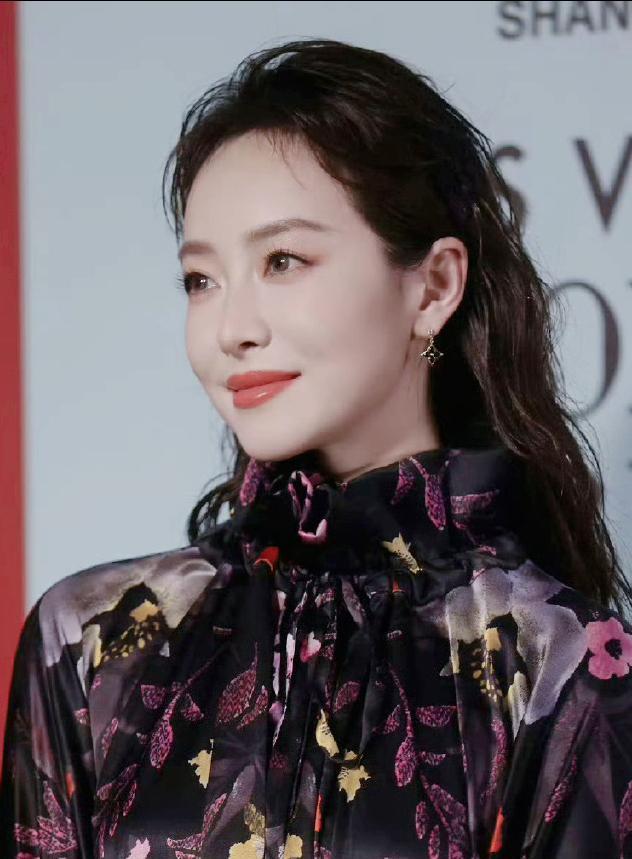 宋茜和以前不一样了
终究还是抵不过自然衰老
不过从她的相貌可以看出
自然衰老不妨