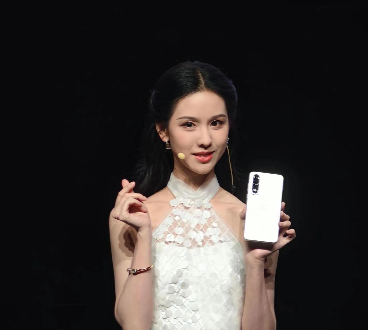 陈都灵这么年轻，脸怎么这样了，莫名有点撞脸赵雅芝，她的长相肯定是纯天然的，怎么有