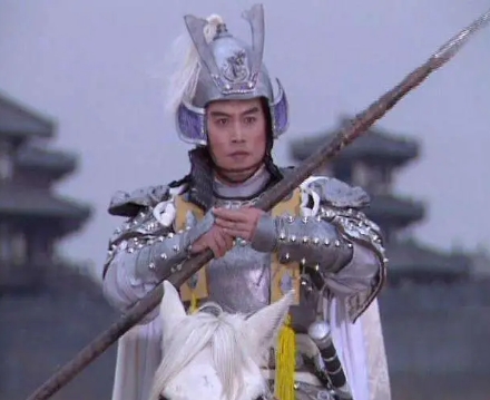 1990年，《三国演义》拍摄正酣。马上要拍“长坂坡”的时候，饰演赵云的杨凡找到导