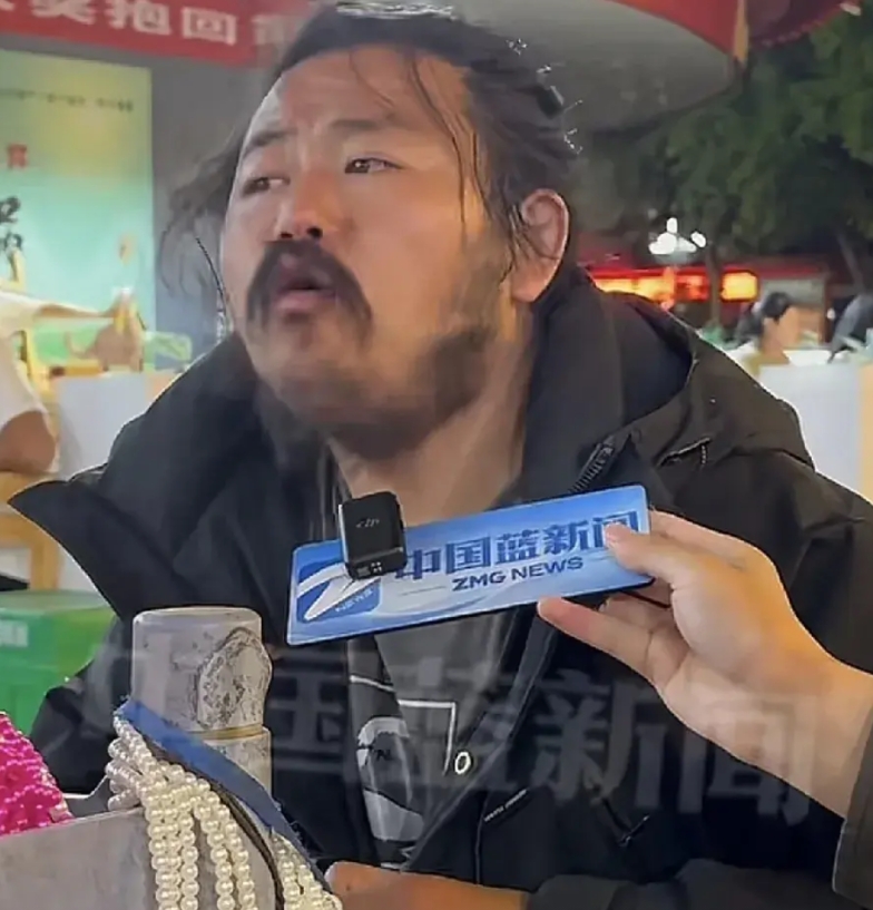 每一分都是血汗，胡雷做慈善的钱都是这样一分一分攒的：

1、残疾人补助和低保：每