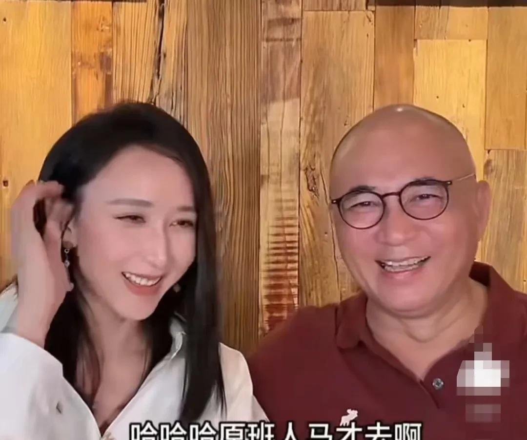 胡静替网友向自己的老公提了一个问题：“以后 ，还会夫妻一起去参加综艺节目吗？”