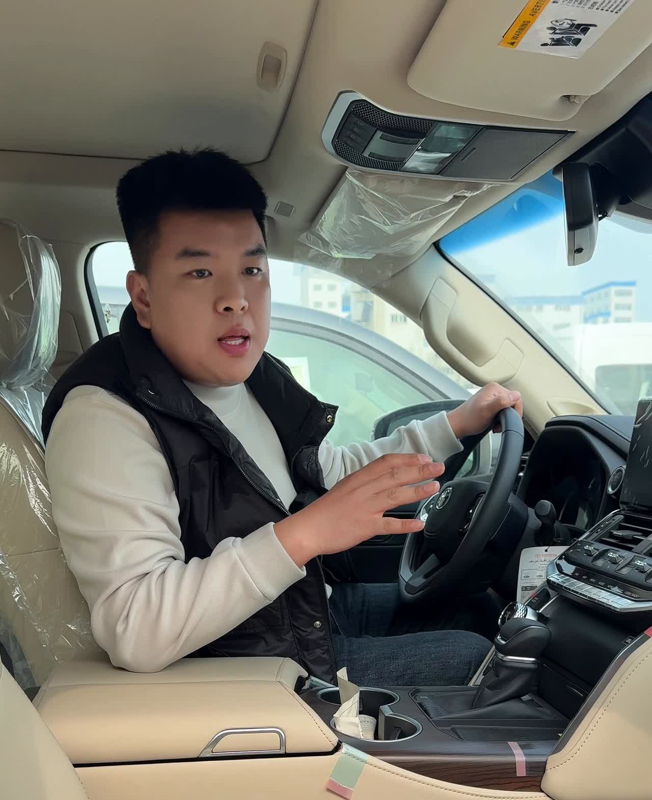 狂降十几个的酷路泽LG300。
LE300当中现在降价最狠的车型，刚到港103