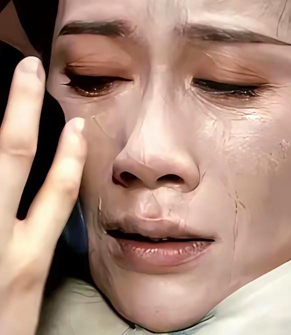 看到温峥嵘的哭戏
我也哭得稀里哗啦的
不是因为感动，也不是因为眼睛不舒服，而是因