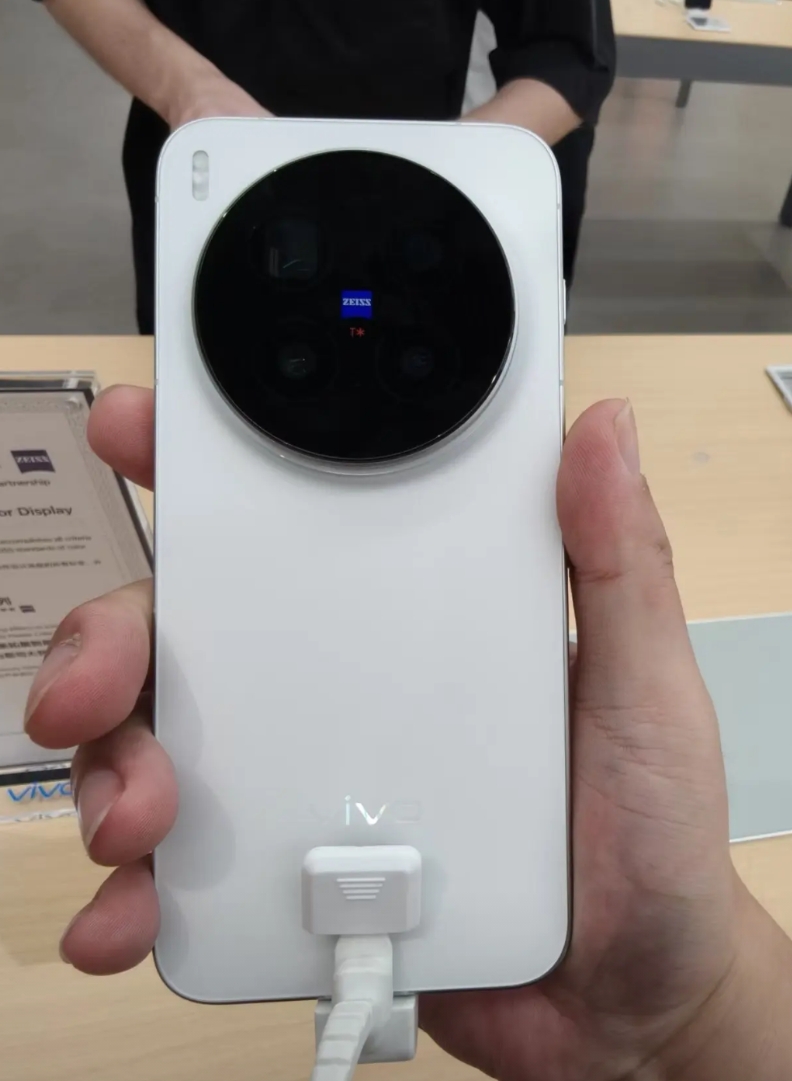 vivo x300pro已经上架体验店了，不过系统因为没有发布无法解锁，可以优先