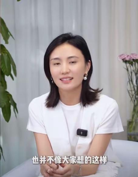 5月27日，海哈金喜回应与李亚鹏感情问题，称虽分居但感情无恙，搬家为工作与还债。