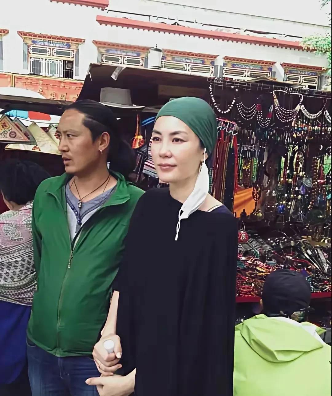 王菲西藏祈福，真的是美若天仙。王菲不管任何场合都能给自己打扮的很与众不同。
这绿