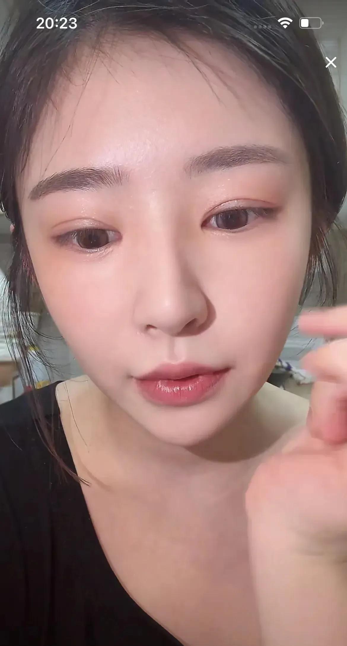 黄一鸣回应网友担心闪闪成为第二个小龙女，黄一鸣说那是小龙女的妈妈心态崩了。
小龙