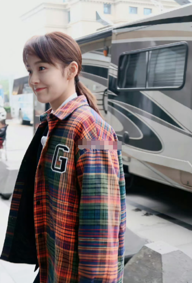 即便是最日常的低马尾，也能被她诠释出独特的味道。明媚感更多是来自她自身的状态和气