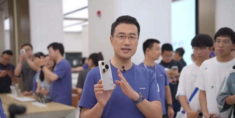 今天是华为Pura80系列旗舰手机的开售日，华为终端CEO何刚一早就来到上海南京