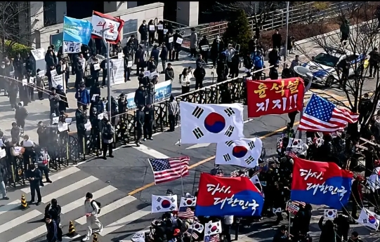 快讯快讯！
尹锡悦刚刚获释，大批韩国民众抗议，在街头，甚至能看到老美的国旗，真是