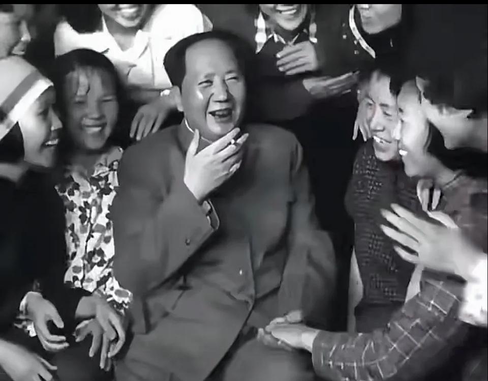 上世纪五十年代，老人家同到北京参加全国妇女代表大会的各地优秀妇女代表在一起！