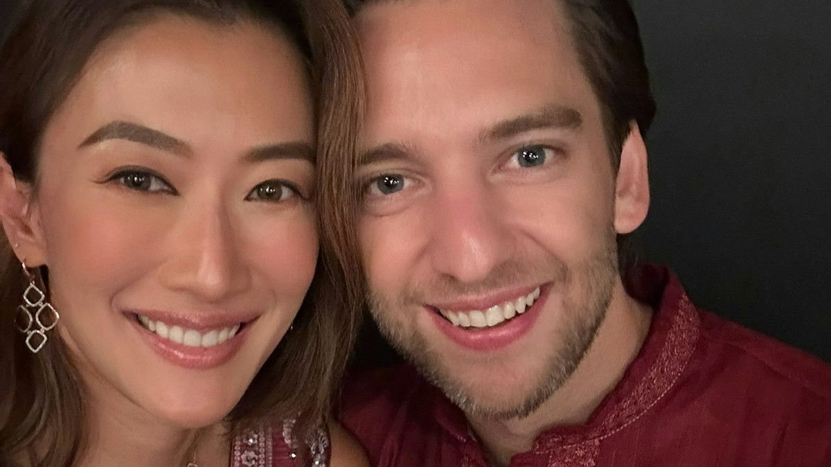 谢婷婷与外籍男友做瑜伽，对镜自拍一脸甜蜜，两人姐弟俩相差8岁