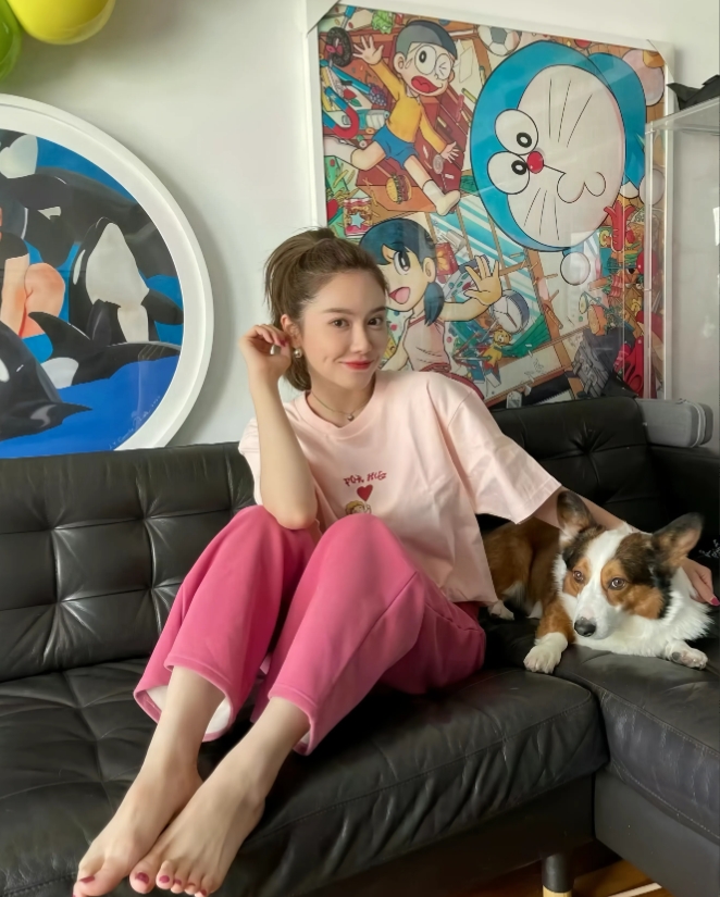 美娜
身着粉嫩的T恤与同色系长裤，在满是童趣装饰的空间里，散发着独有的活力与俏皮