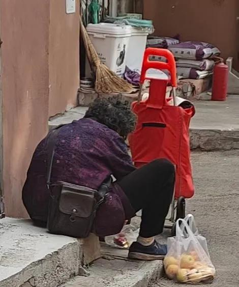 早上我从司徒街早市回来，就在司徒街早市香影胡同，看到一个老太太，在从一塑料袋烂苹