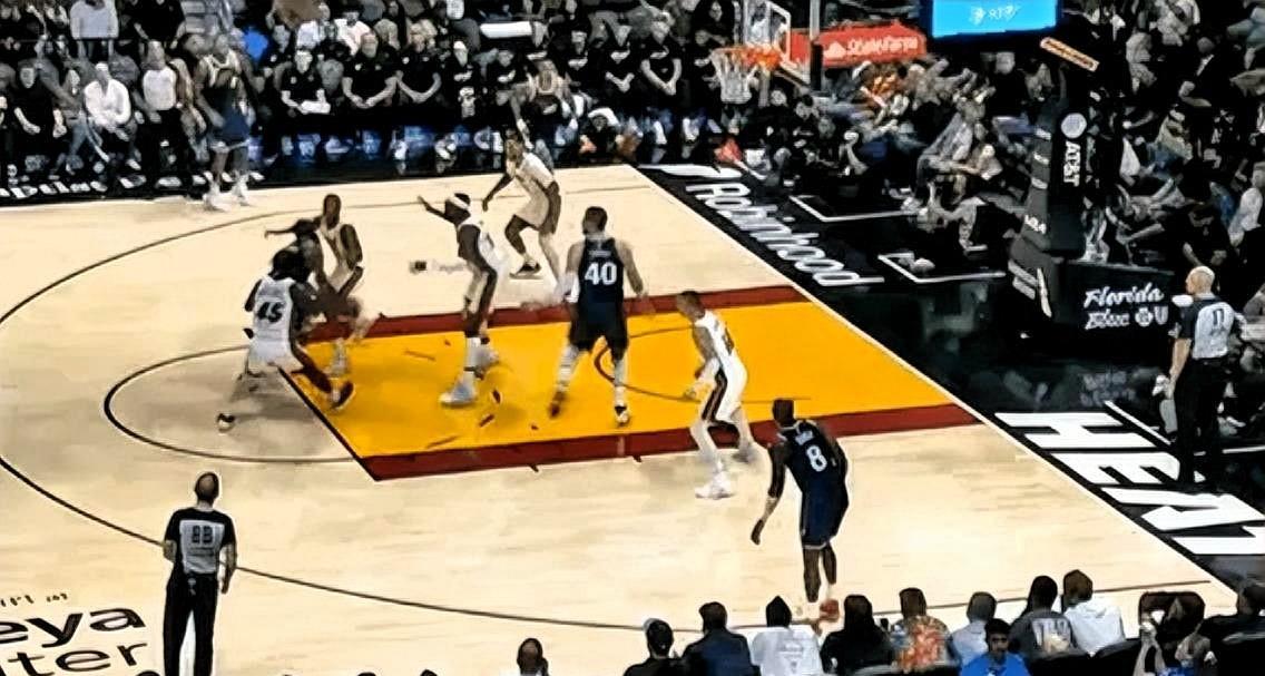 快船老将哈登为了赢球真是豁出去了！在今日快船对阵热火的第一节比赛中，哈登径直迎着