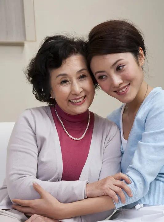 婆婆儿媳住一起
不要处处都挑理
三观不合没关系
相互包容硬道理
遇事沟通不着急