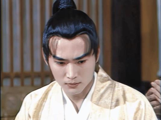 焦恩俊28岁演出18岁的怯生生，无辜感拉满，还自带我见犹怜的破碎美。
他五官柔美
