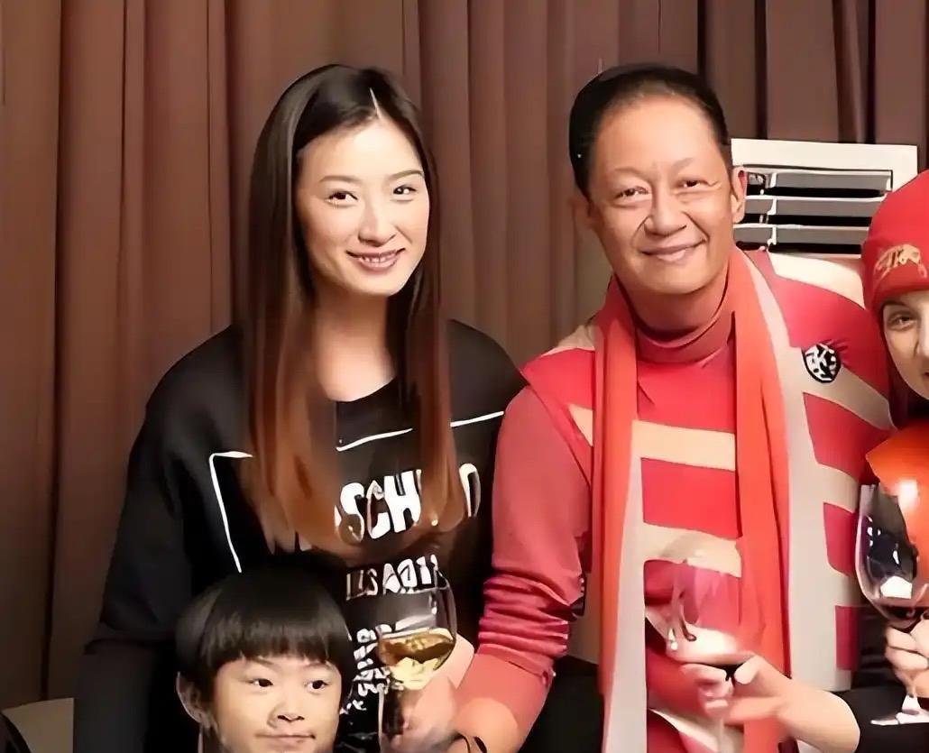 王志文说，年轻时，我曾处过6个对象。直到我和朱时茂在打球时，对一个身价5亿的女孩