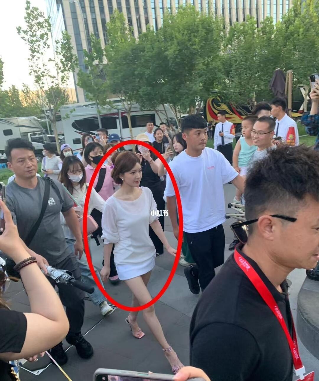 不是赵露思这么不上镜吗

上镜胖十斤是真的呀，现实简直比照片美多了！真的超级瘦