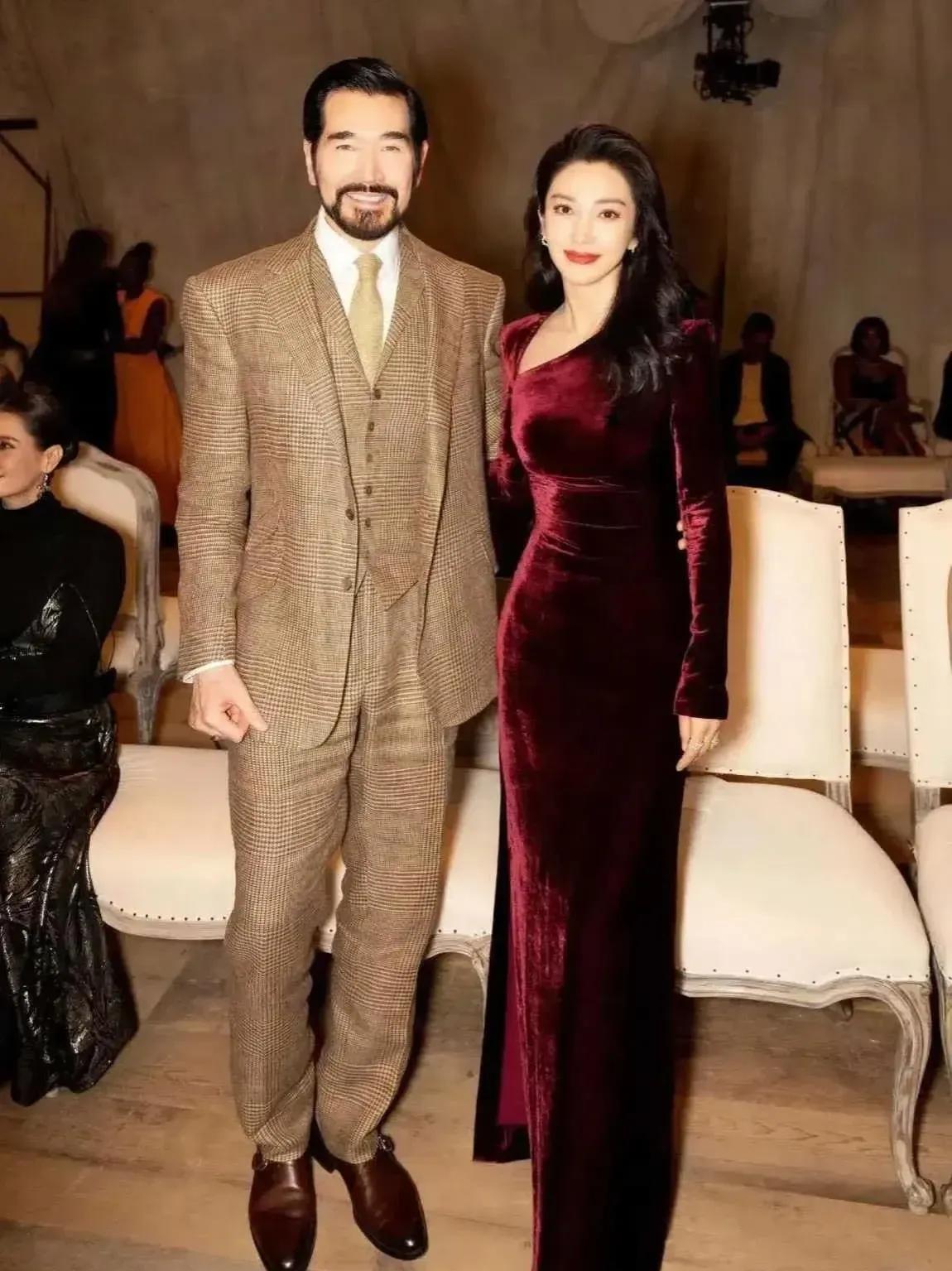 费翔旁边的姑娘是哪位？咋那么美啊，仙气飘飘超凡脱俗，这位美女身穿红色礼服看起来是