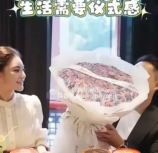 三八女神节，汪憨憨比较有仪式感，送给妻子马筱梅一大束鲜花，筱梅眉开眼笑，非常高兴