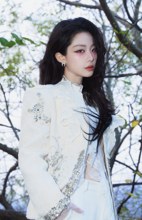 喻言的舞台妆造，这感觉如何？