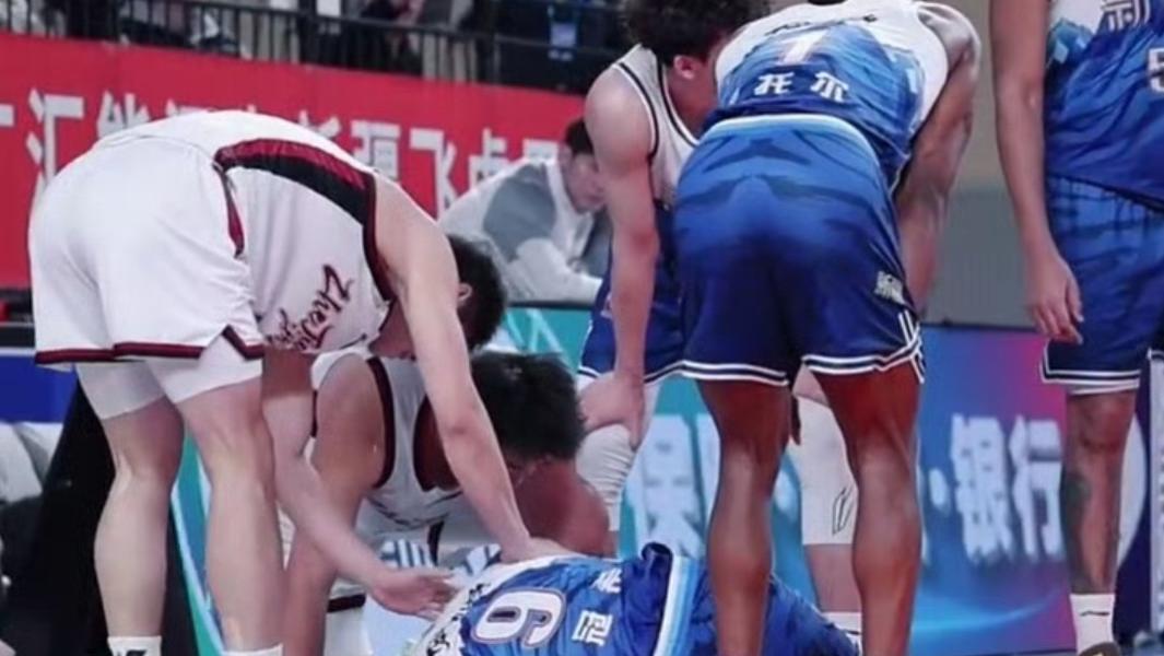 CBA最新消息，新疆男篮吴冠希赛季报销，徐昕当选最具进步球员！