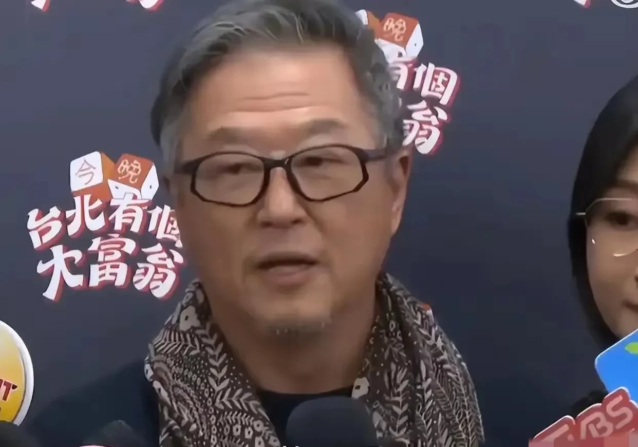 王伟忠听演唱会引争议











什么情况？王伟忠不去劝S一家消停，反