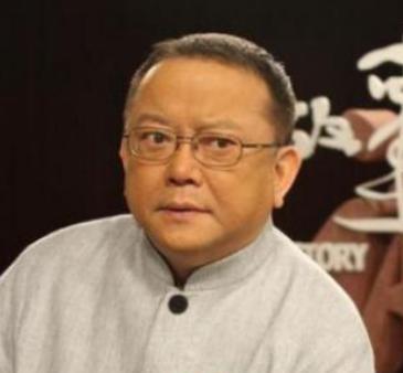 2006年，58岁的王刚三婚娶了小他20岁的郑艳东。新婚之夜，王刚对郑艳东说：