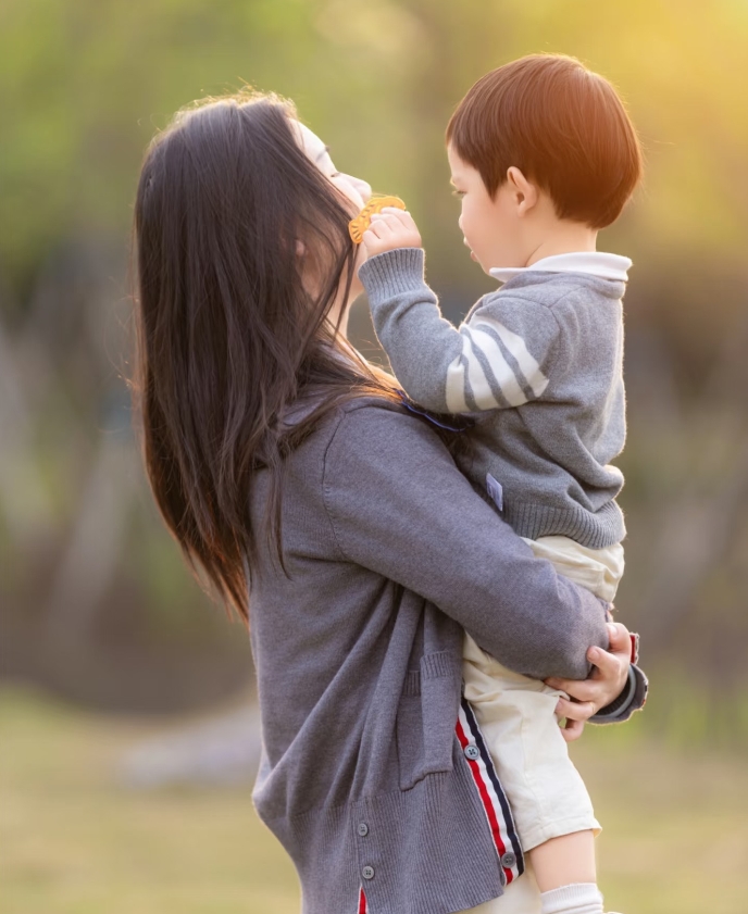 我老公的哥哥出车祸走了
嫂子今年34岁，孩子才8岁，带着孩子准备回娘家，怕我公婆