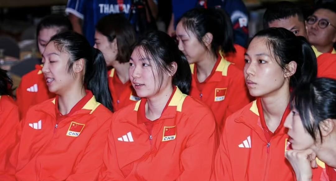 认真聆听领导讲话的中国女排姑娘们！中泰女排一家亲，这友谊赛赛前发布会阵仗可是真大