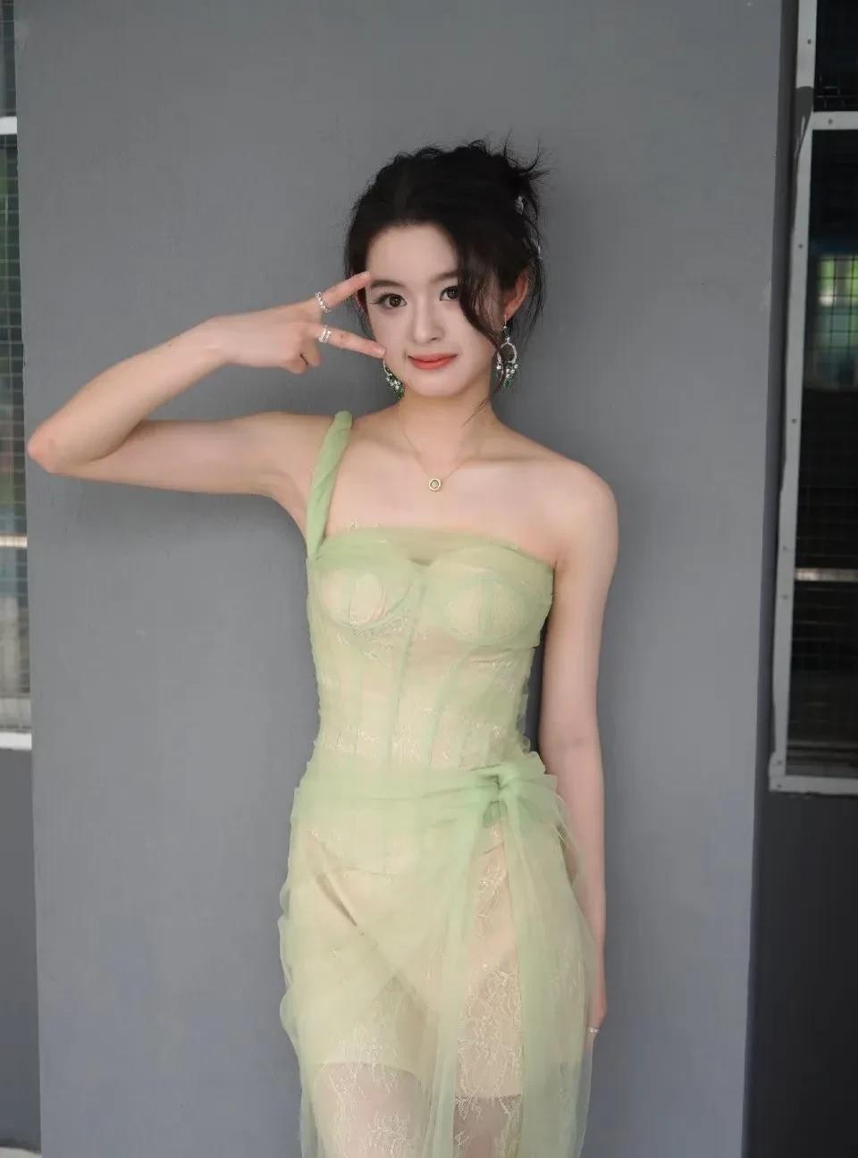 合着这么多年楚乔传 2 一直不拍
就是为了等黄杨钿甜长大！
结果现在她都出这么大