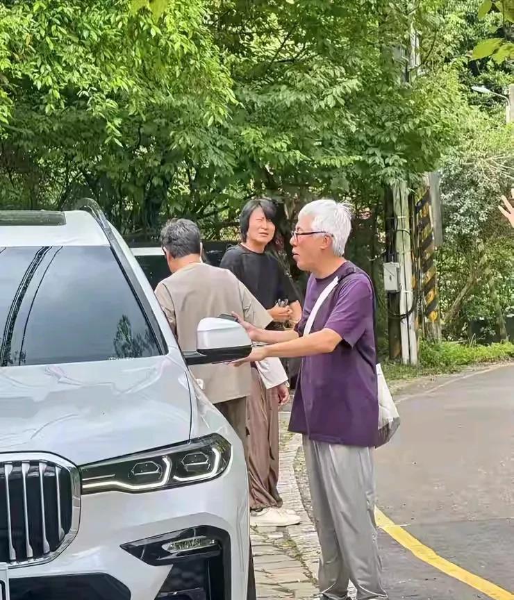 九十年代的一首《月亮惹的祸》让无数中国人为之痴狂，那独特的歌声听得让人撕心裂肺。