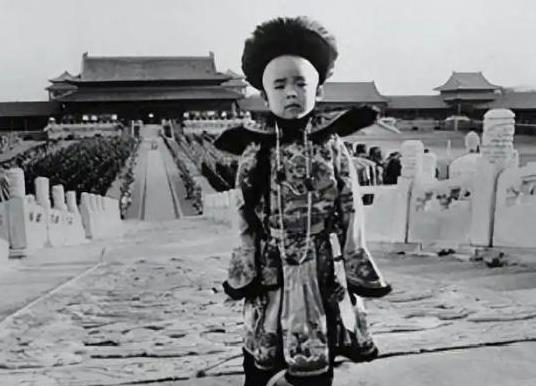 清朝末代皇帝溥仪，户口本上学历一栏亮了，真实学历让人出乎意料
溥仪，这个在中国历