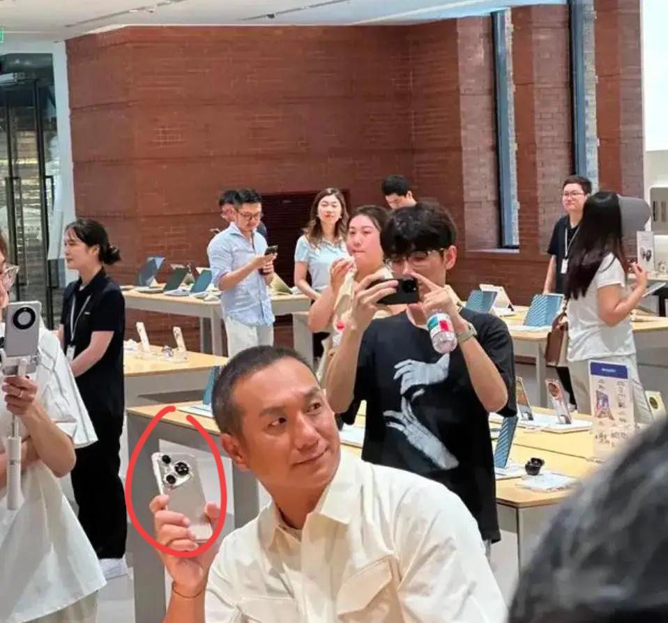 藏海传平津侯手上拿的是什么手机