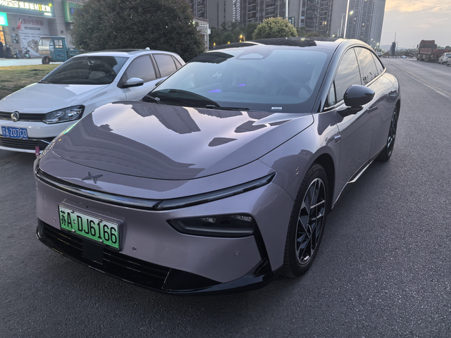 养一辆小鹏P7+要多少钱
首先是日常开销，每月充电费150左右，洗车20，小区车