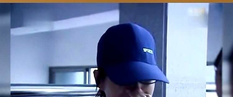 奇葩女子8年内拒绝男友8次求婚，男友转身另娶她人，还给她送去请帖。

记者扛