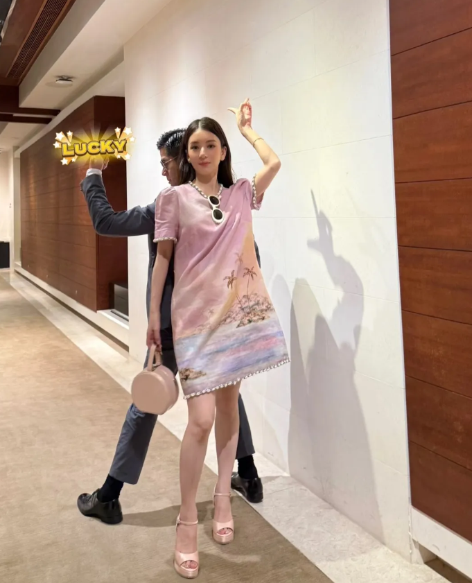 郭富城的老婆方媛开心的跟网友分享她的日常穿搭，但网友却并不买账!

因为她身上背