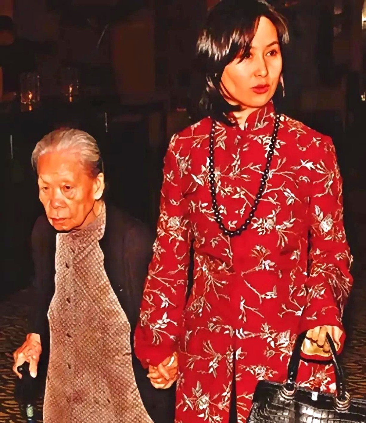 何超琼给保姆买别墅豪宅











啥？你没听错！赌王最受宠的千金何超