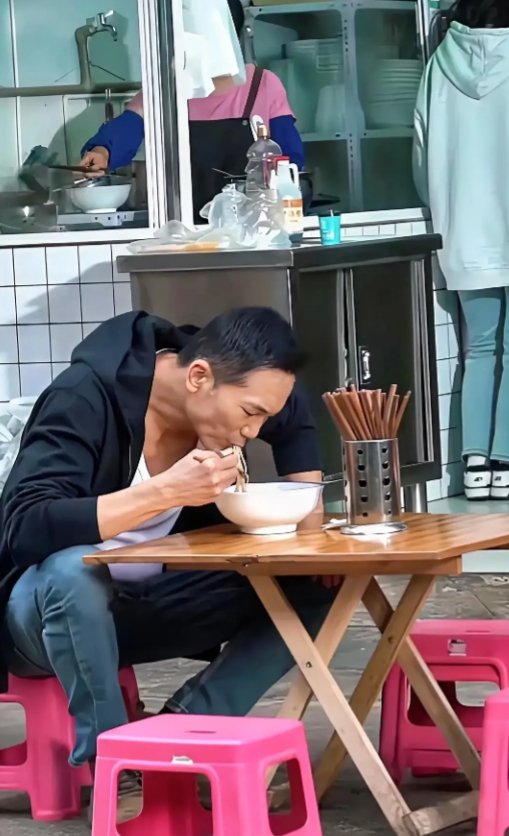 地摊上吃面的这个帅哥，挺眼熟的，就是想不起来是谁了？