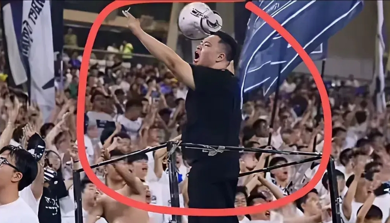 拿大喇叭辱骂韦世豪家人的这位，喜提7日拘留外加禁止观赛。
拿大喇叭去骂人家的家人