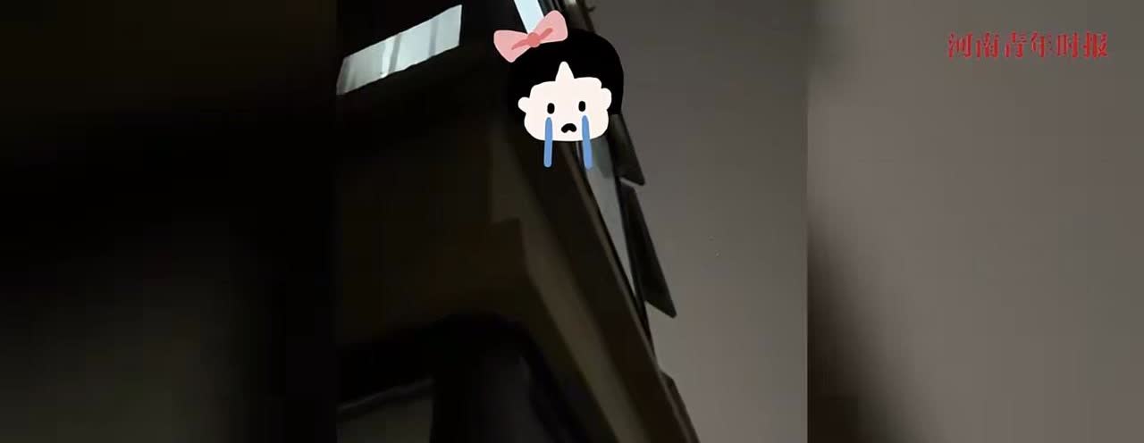 女童半夜哭喊自己饿肚子，让路人女子给警察叔叔打电话。
近日：安徽一女子在路上走