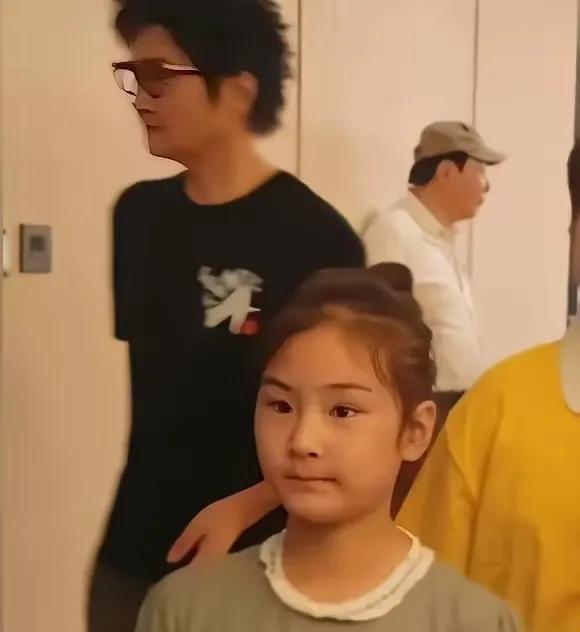 孙楠的三个孩子都长大了。
身材很高，尤其是儿子，已经超过了父亲。
孙楠和前妻买红
